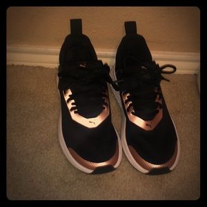 Pumas black and golden size 7.5 like new